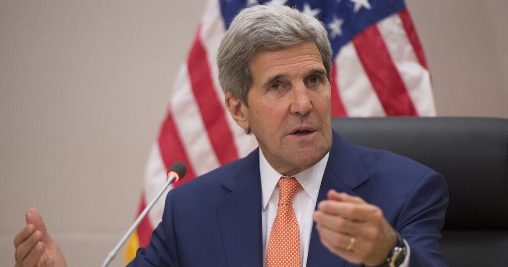 Le nouveau Premier ministre fédéral Richard Kaylor (FPD), au cours d’un échange avec la presse au Château de Pourpre, à Columbia, le 10 novembre 2017.