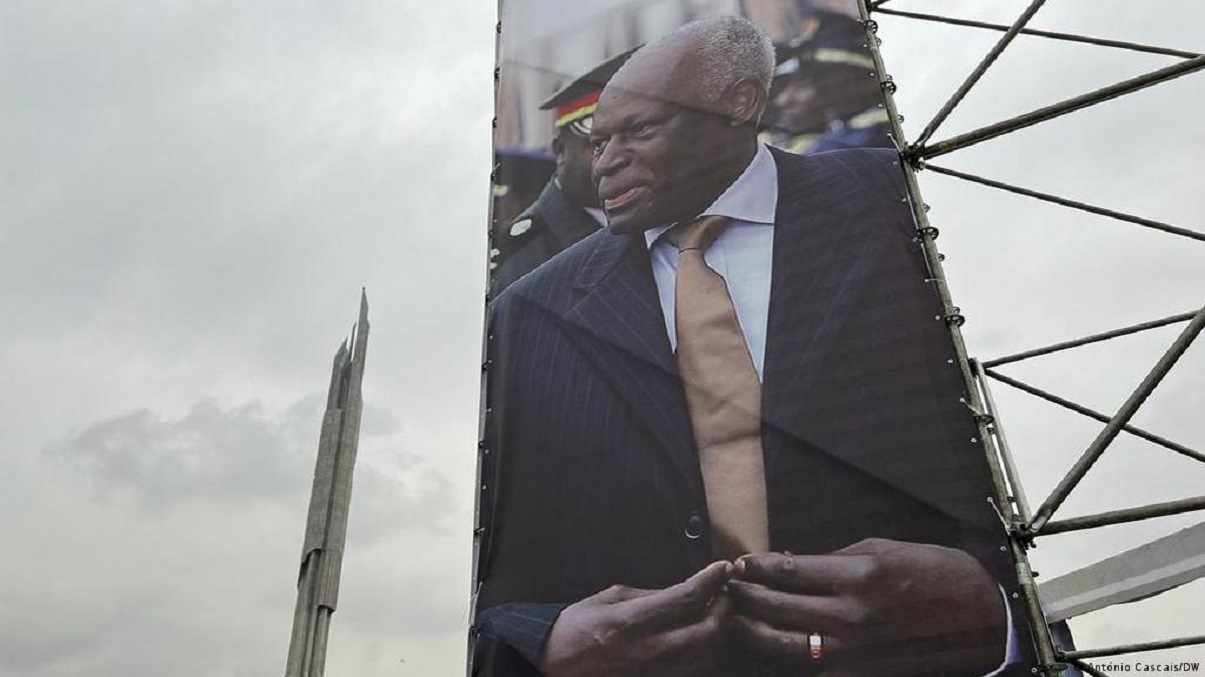 Angola: Expresidente dos Santos es sepultado tras retraso de funeral