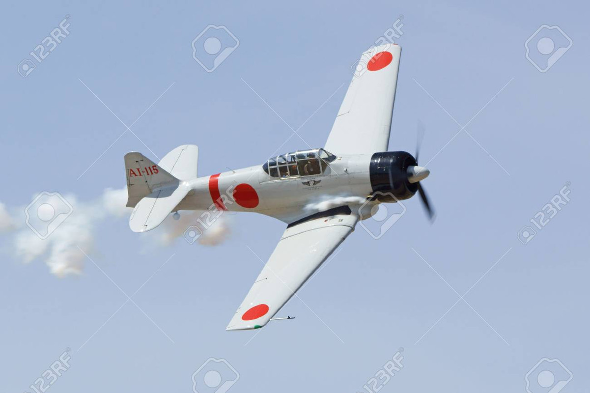 54077843-zero-vintage-de-l-avion-attaquant-la-reconstitution-du-spectacle-aérien-de-pearl-harbor