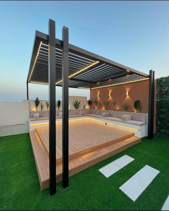 برجولة مع أعمدة خشبية