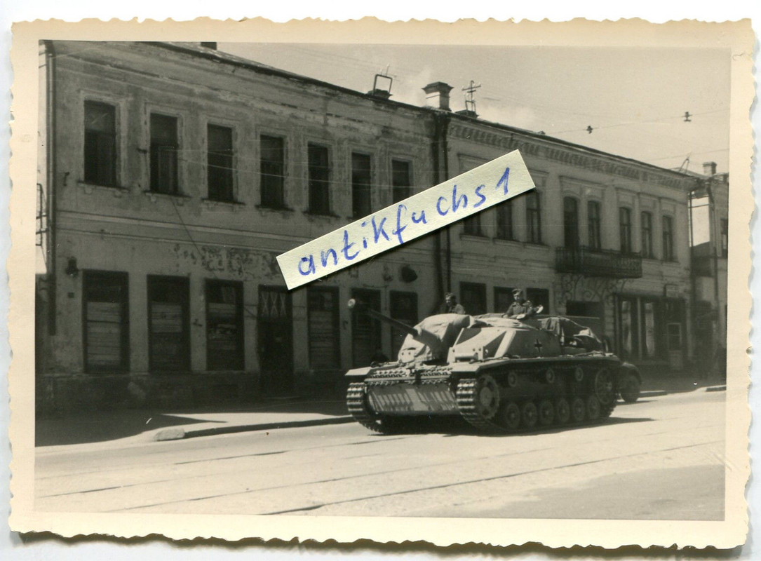 Deut. Panzer Sturmgeschütz mit E in einer Stadt in Rußland im 2.