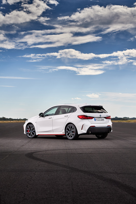 P90402193_highRes_the-all-new-bmw-128t
