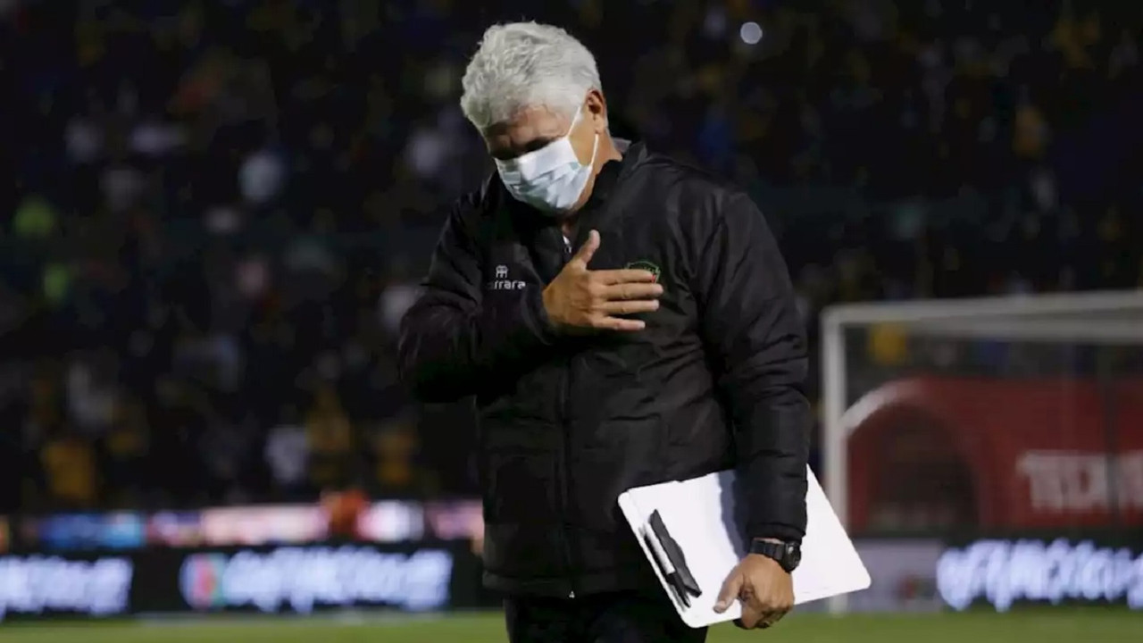 Ovacionan a Tuca Ferretti al pisar la casa de Tigres y le gritan 