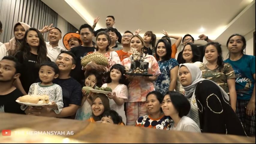 Ashanty foto bersama anggota keluarganya