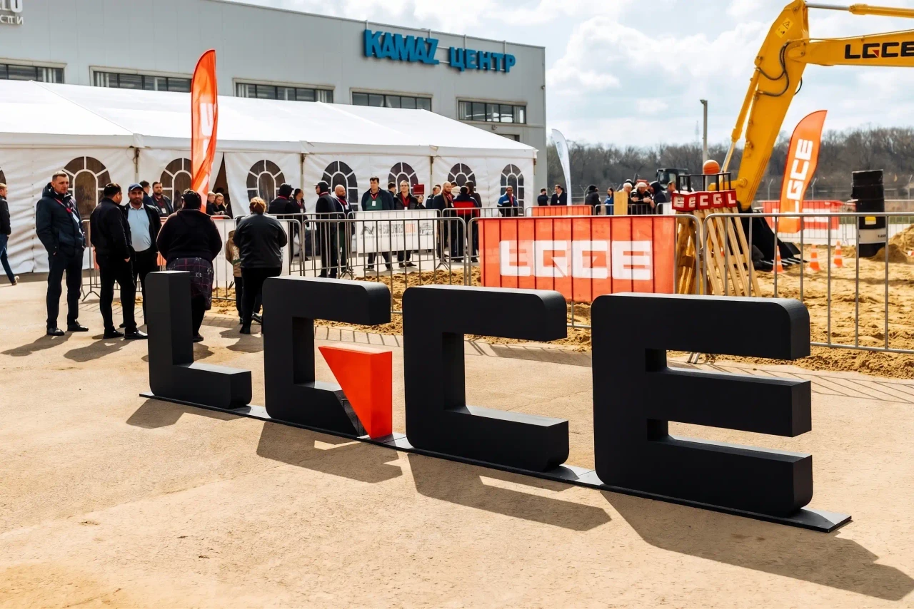 Аренда шатров и мобильных ограждений для презентации техники FAW и конкурса операторов в Краснодаре — Гет Тент - фото 2