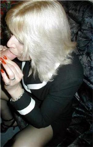 blondie red nail sucks