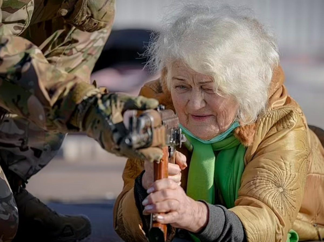 grandma-uses-ak-47_620ce7567270c