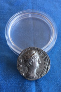 Denario de Faustina I, AETERNITAS. Juno? estante a izq, Roma. 702-ABA68-7464-4-FA3-A065-97850-E0809-B0