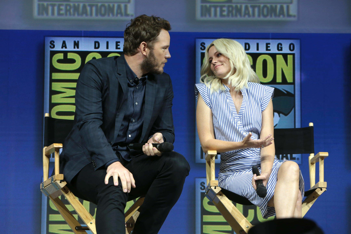 elizabeth-banks-warner-brothers-panel-comiccon-july-21st-2018-20
