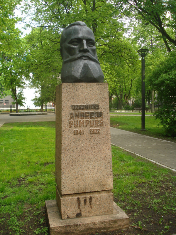 Andrejs-Pumpurs-bust-in-Daugavpils2
