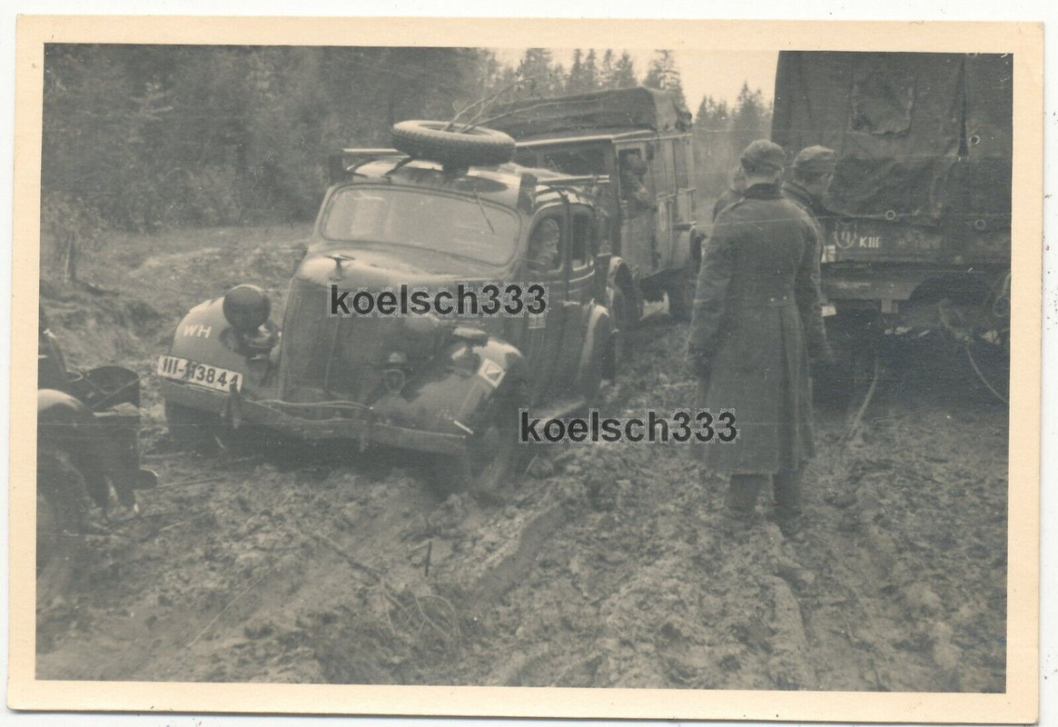 Foto PKW Sankra und LKW der Wehrmacht auf schlammiger Vormarschstraße im Osten