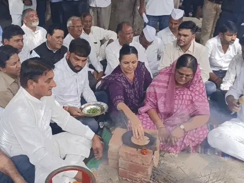 कांग्रेस नेताओं ने सड़क पर चूल्हा बनाकर बनाई रोटी:कच्चे प्याज और मिर्ची के साथ खाई; सिलेंडर को माला पहनाकर दी श्रद्धांजलि