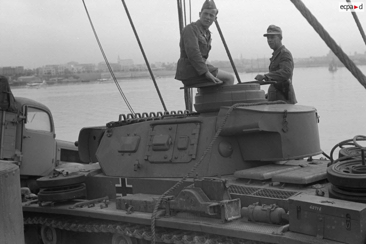 Dans le port de Tripoli, le déchargement d'un Panzer III (7)