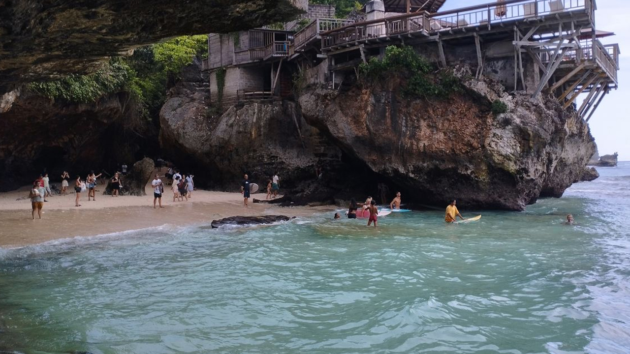 Aktivitas Seru di Pantai Uluwatu