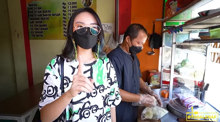 Pemilik Warung Mie Ayam Gajah Mungkur, Sukarno sedang meracik mi ayam.