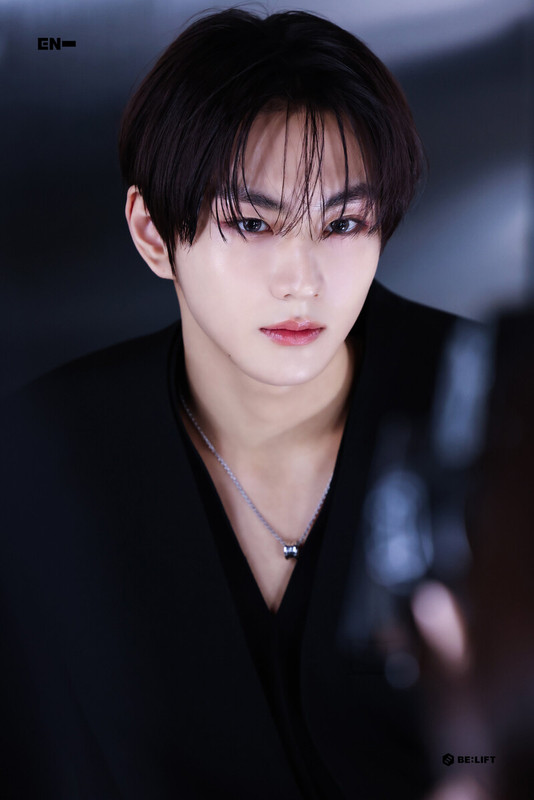 ENHYPEN-JUNGWON-NI-KI-L-OFFICIEL-Singapore-Behind-Photo-Sketch-documents-2