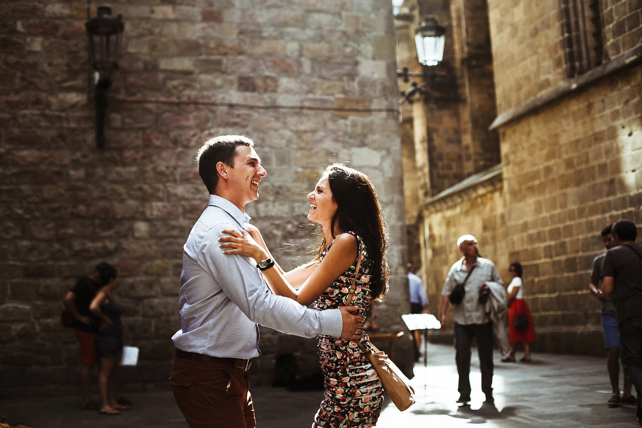 Casal caminhando na cidade