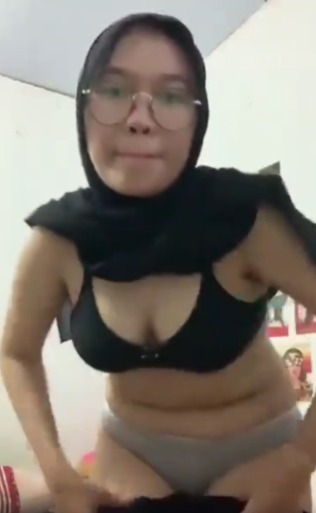 Jilbab Hitam Ganti Baju