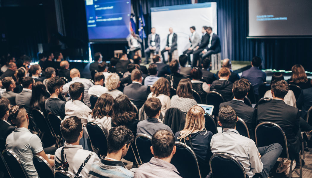 personnes qui se parlent en langues des signes