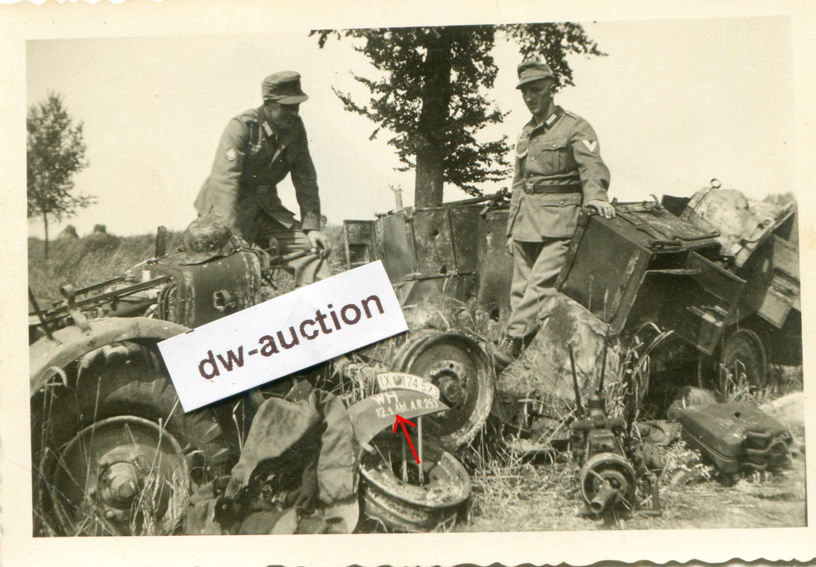 zerstörtes dt. Fahrzeug mit Kennung