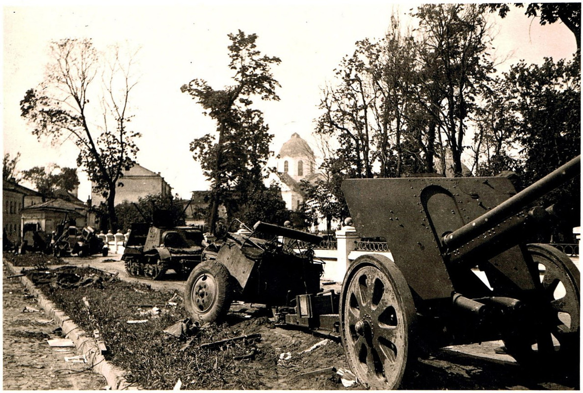 Вул. Ленінская і тэатральны парк, першыя дні пасьля захопу, 1941