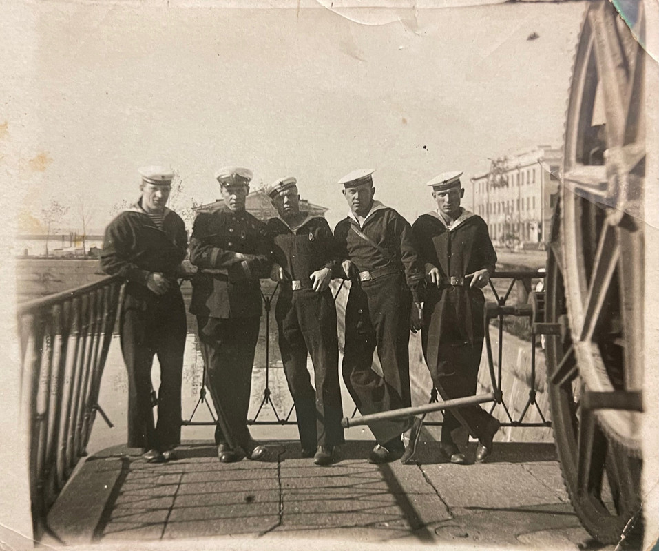 Кронштадт, довоенное фото членов экипажа С-1 на фото Итальянского пруда