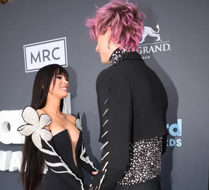 Machine Gun Kelly desata rumores de embarazo por canción dedicada a Megan Fox