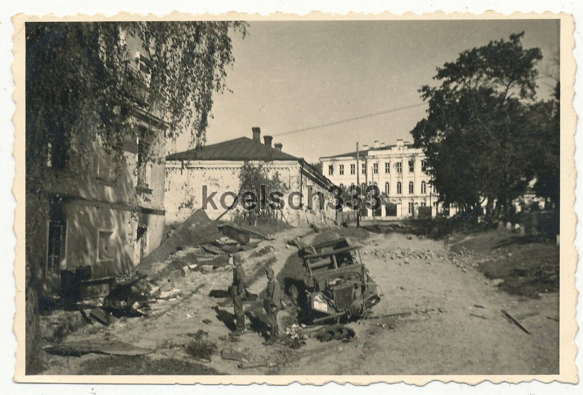 Foto Kübelwagen PKW Wrack der Wehrmacht im zerstörten Ostrog Ostroh Ukraine 1941
