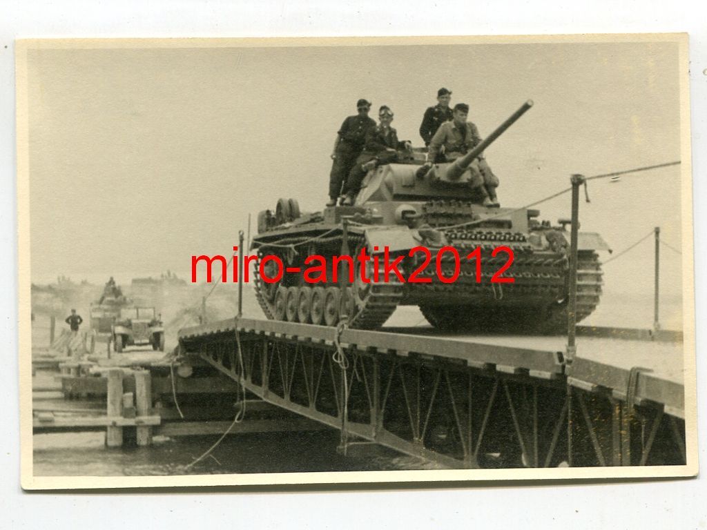 Foto, Wehrmacht, Panzer III überquert eine Brück