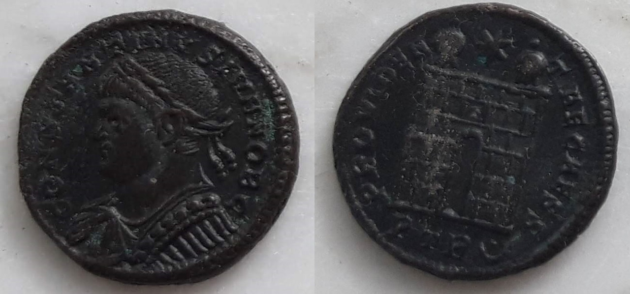 AE3 de Constantino II. PROVIDENTIAE CAESS. Puerta de campamento. Trier C2ptr