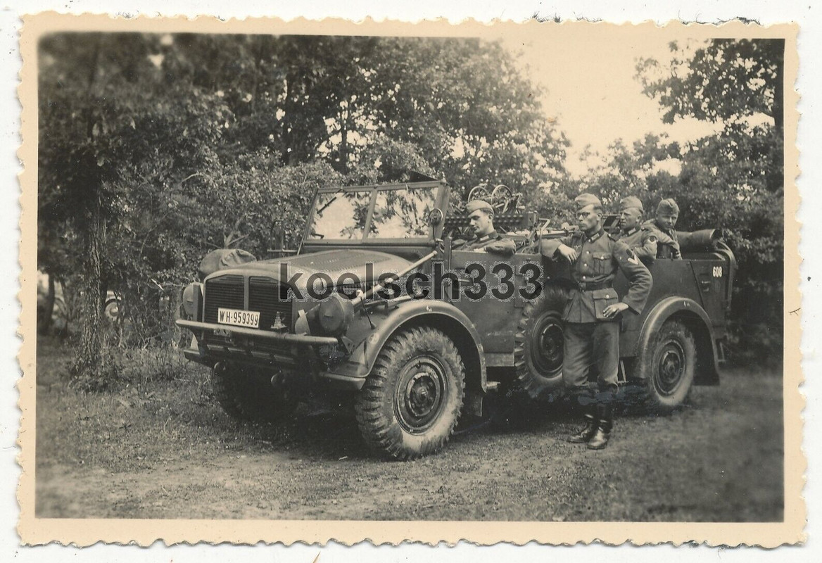 Foto Funker der Wehrmacht am schweren Einheits PKW Kübelwagen mit TKZ Kennung
