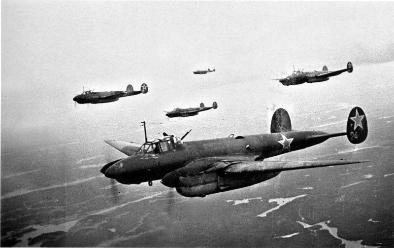 Escuadrón de bombarderos soviéticos Petlyakov Pe-2 en misión de combate