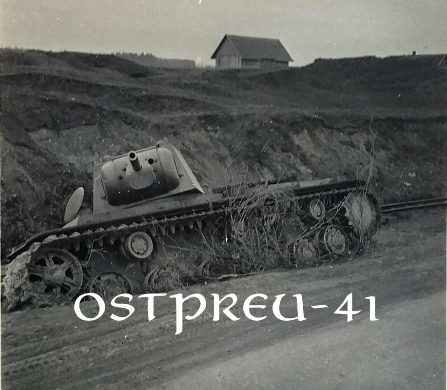 Orig. Foto 2.WK Tank an der Vormarschstraße Panzer Kettenfahrzeug