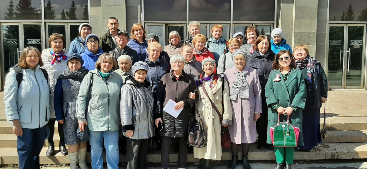 Родоведы у проходной Уралвагонзавода  (1)