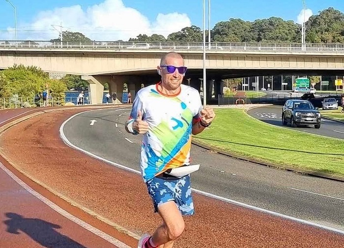 Seorang pria asal Australia, Phil Gore, baru-baru ini mencetak rekor dunia baru di Dead Cow Gully Backyard Backyard Masters Ultramarathon 2023 setelah berlari sejauh 685 kilometer dalam waktu empat hari.