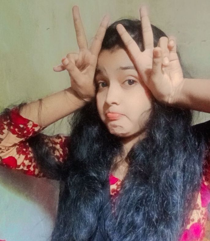 Desi slut showing her huge boob pressing