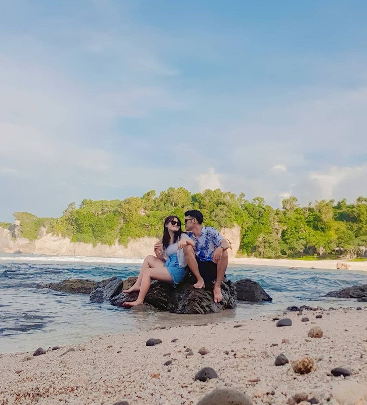 Ojan mesra bareng pacar di pantai