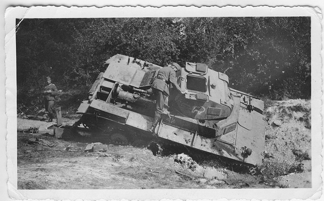 destroyed and battle damaged PzKpfw II (22)