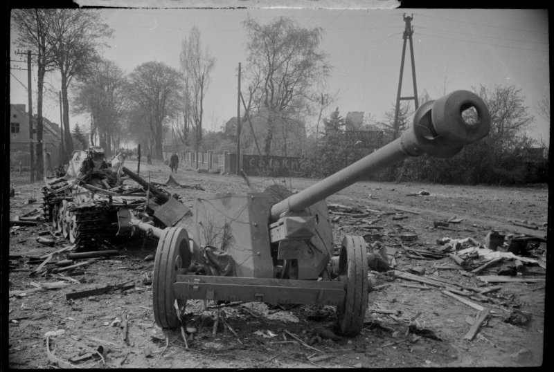 1-й Белорусский фронт. Немецкая 88-мм противотанковая пушка и разбитый пушечный тягач.