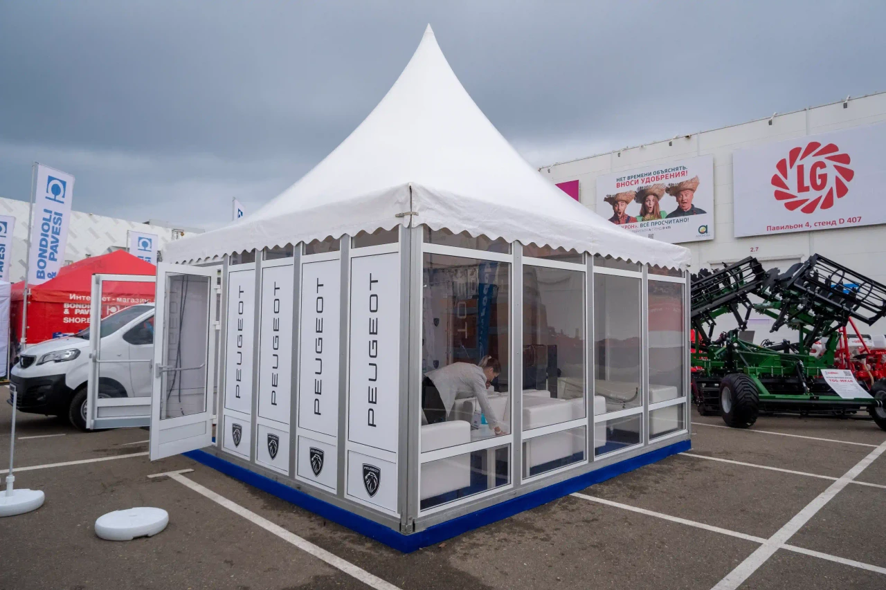 Шатер пагода в стеклянных стеновых панелях