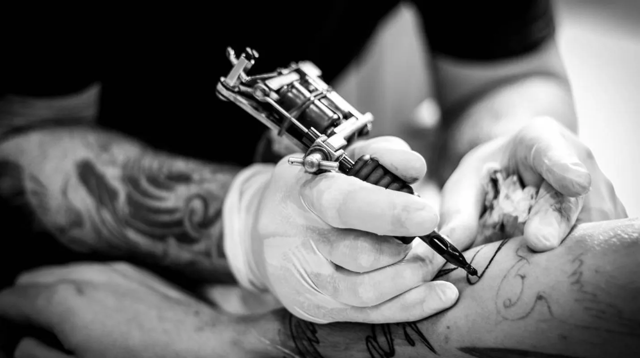 Tatuadora se niega a tatuar nombre de pareja a una joven clienta