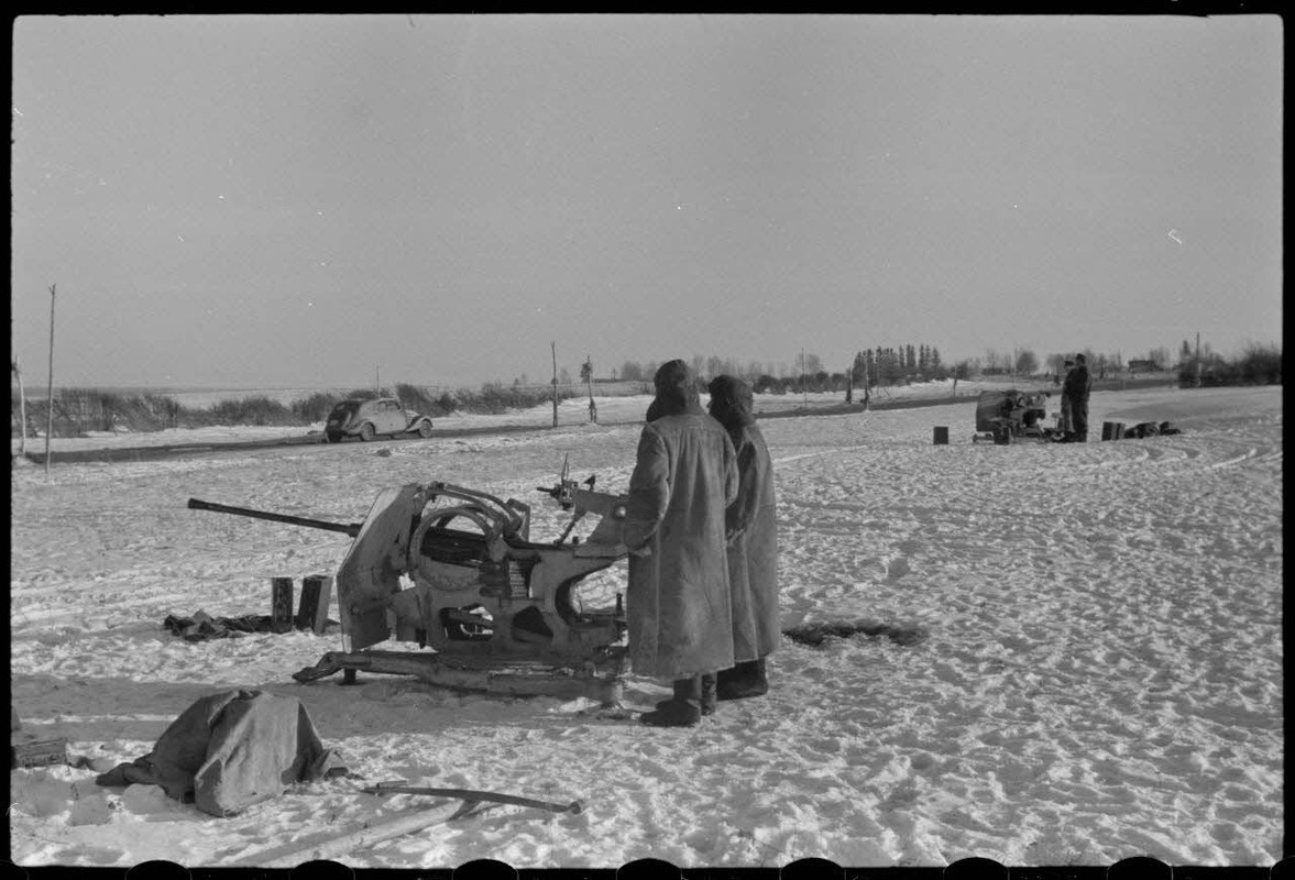 Dans le cadre de l'opération Büffelbewegung, la protection d'une route enneigée par des canons de 2 