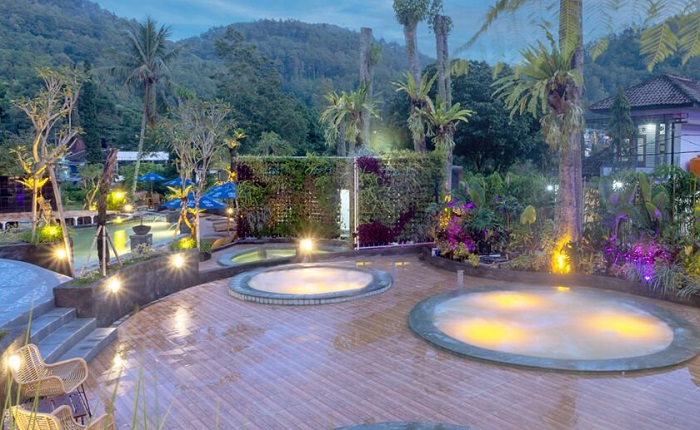 Songgoriti Hot Springs adalah tempat yang sempurna untuk meresapi suasana damai dan menyegarkan diri. Pengunjung dapat merasakan sensasi air panas belerang yang mengalir dari sumber mata air alami.