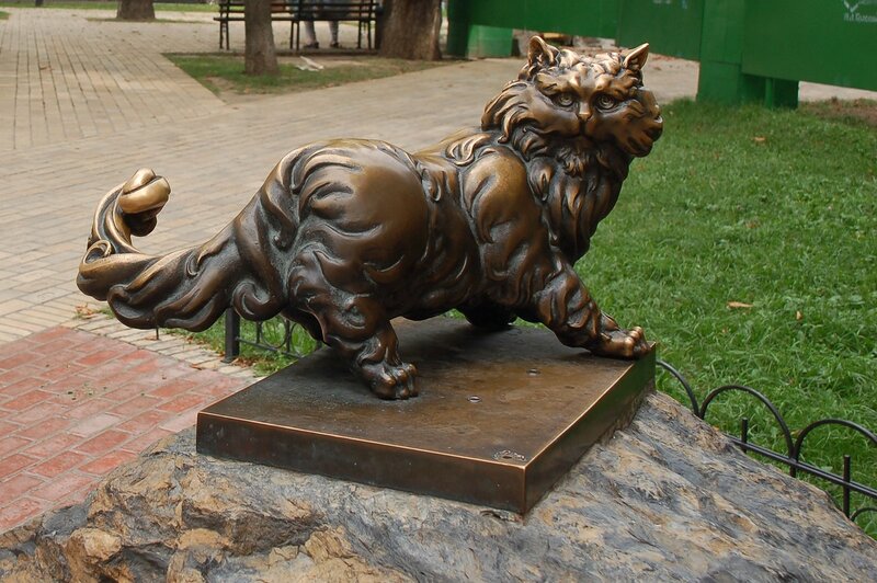 Statue-to-the-cat-Panteleimon-in-Kiev