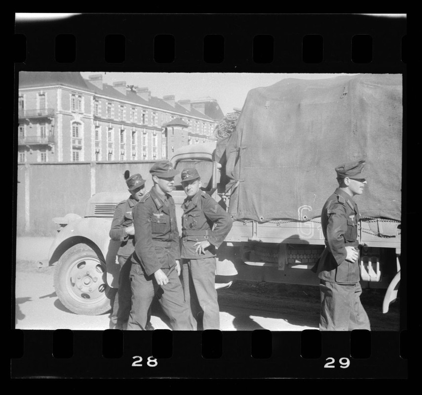 Negativ (no photo), Soldaten am LKW