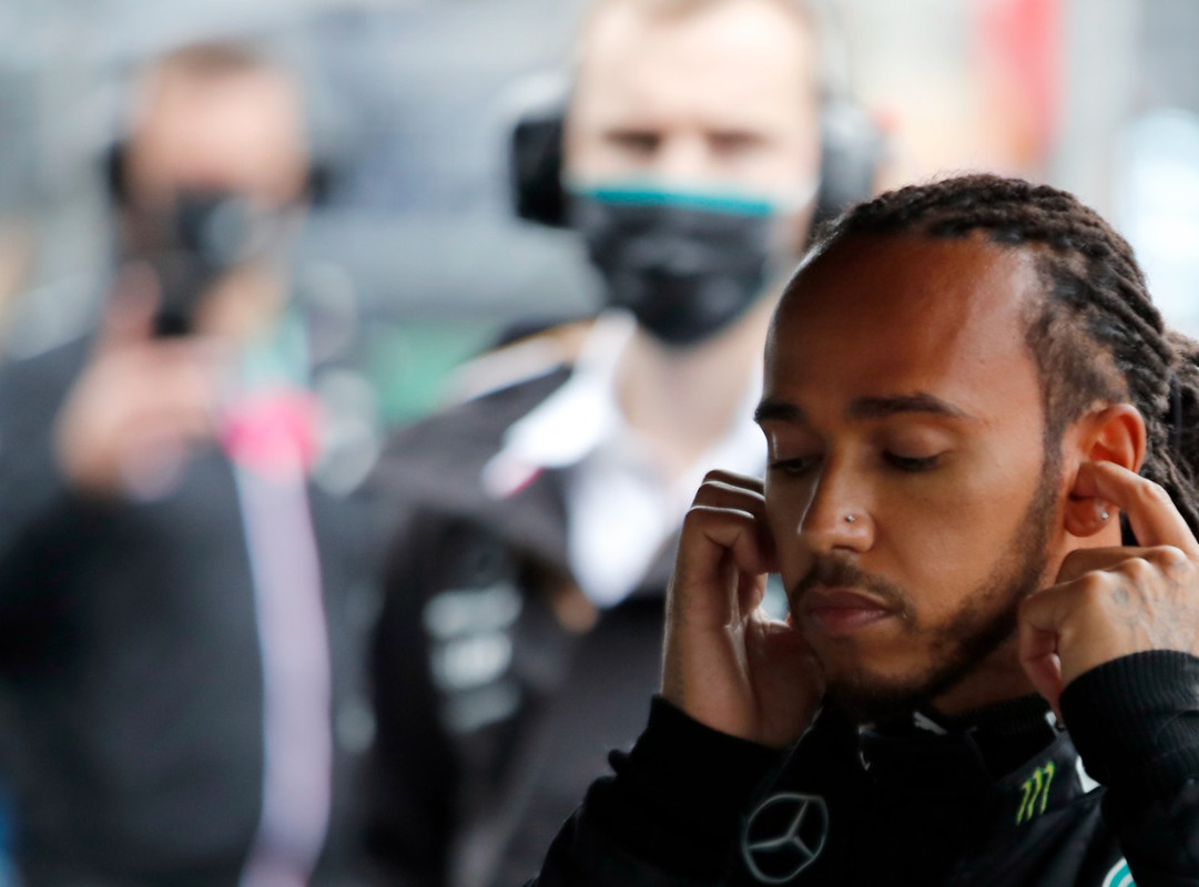 Lewis Hamilton culpa a Mercedes por su derrota ante Checo Pérez