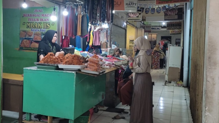 Gerai Mbak Iis, satu di antara penjual olahan kuliner telur ikan yang ada di Pasar Kota Gresik, Jawa Timur.