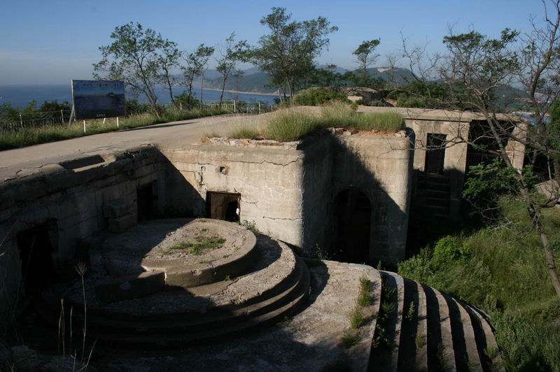 И всего один фундамент без орудия, зато видна ко