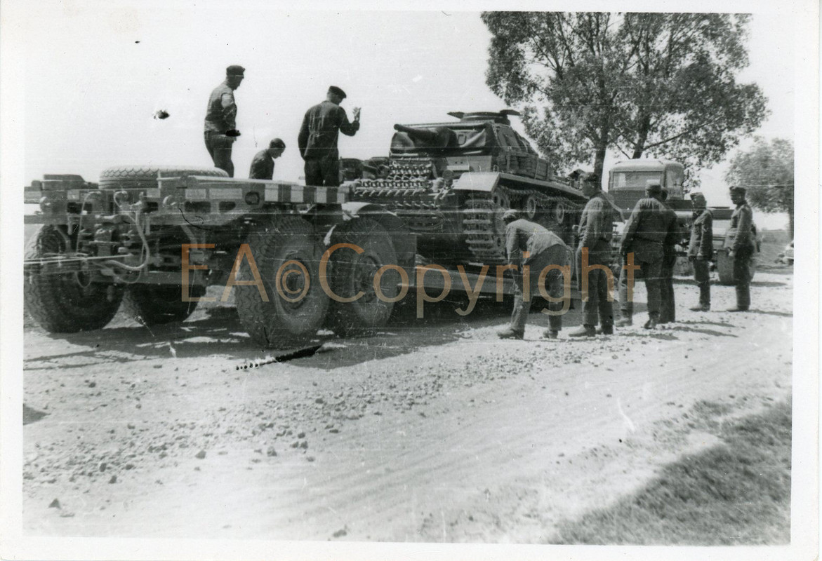 Panzer Tank Trailer Anhänger Foto1