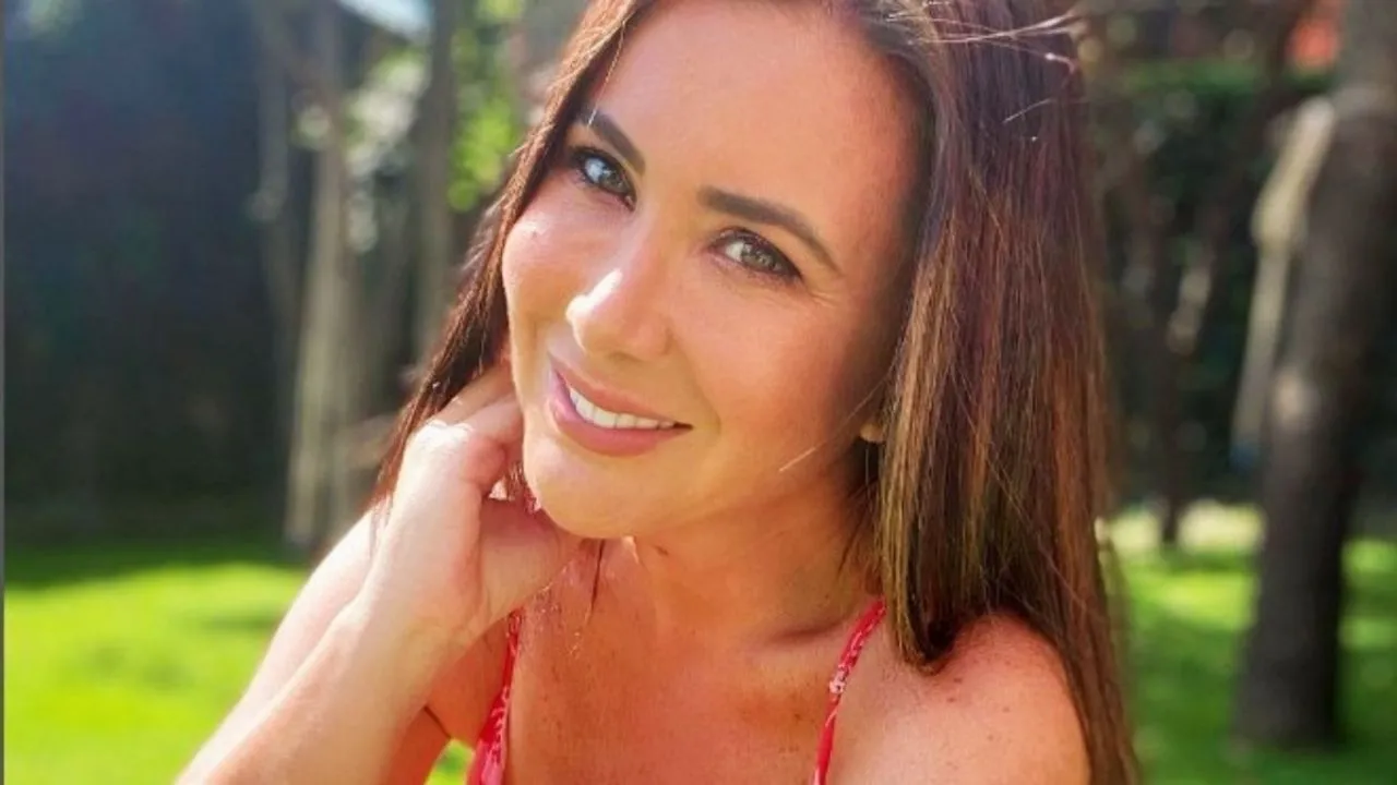 Mariazel sube la temperatura con atrevido atuendo y pronunciado escote